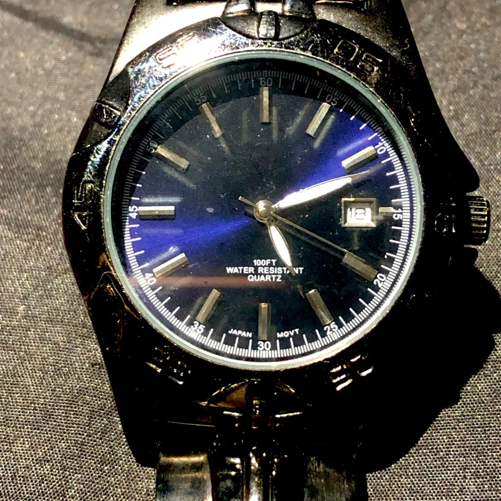 Stainless n water resistance watch in pretty good condition..